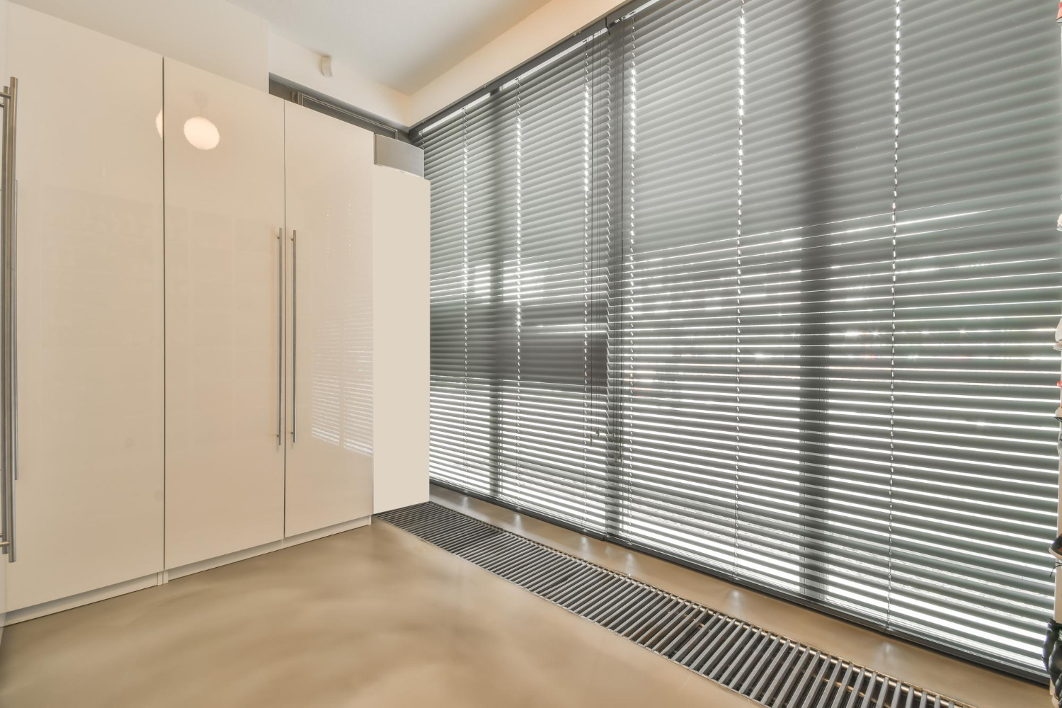 Okienne Co Nieco – żaluOkienne Co Nieco – żaluzje aluminiowe poziome w nowoczesnym wnętrzuzje aluminiowe poziome w nowoczesnym wnętrzu